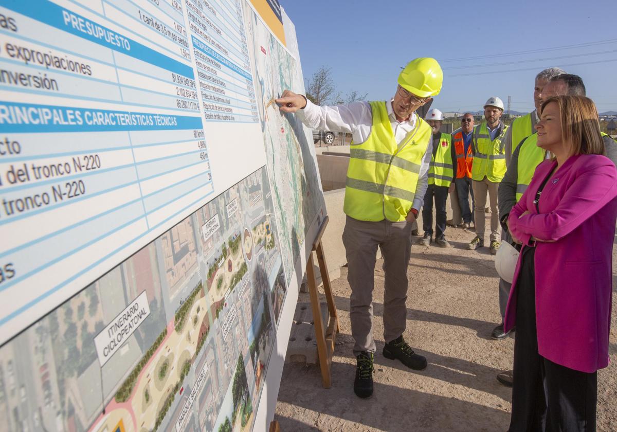 La delegada del Gobierno, Pilar Bernabé, durante la visita realizada a las obras de la N-220.