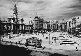 Imagen de la plaza del Ayuntamiento de Valencia, con las decoraciones de piedra de la tortada de Goerlich.