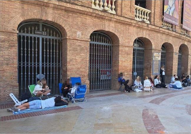 Jóvenes a las puertas de la Plaza de toros de Valencia.