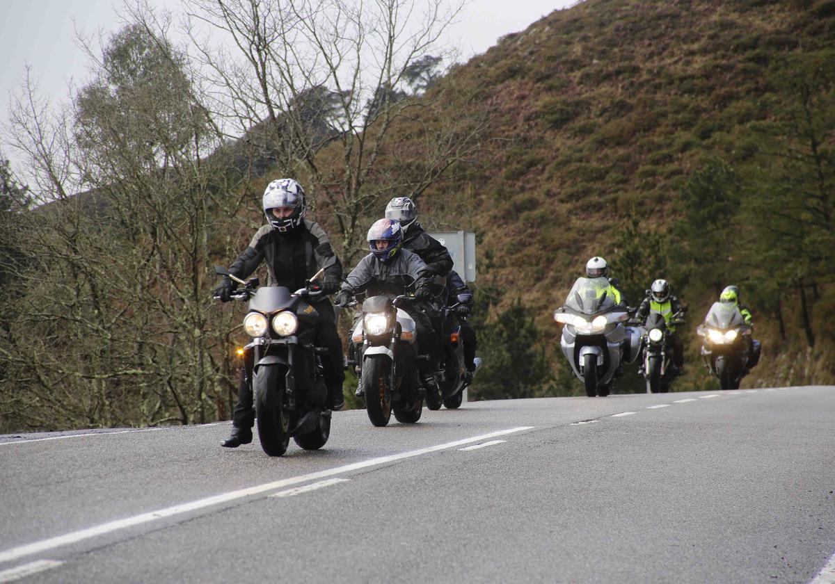 Motoristas circulando por la carretera.