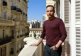 Rob Hendricks, en un balcón cerca de la casa que el norteamericano ha adquirido para poder residir en Valencia.