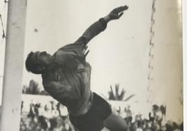En la foto aparece el portero del Valencia Ginesta, que recibió 5 goles en Pamplona en la campaña 61-62, en un partido condicionado por el pésimo estado del terreno de juego.