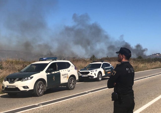 Un policía local en la zona del incendio.