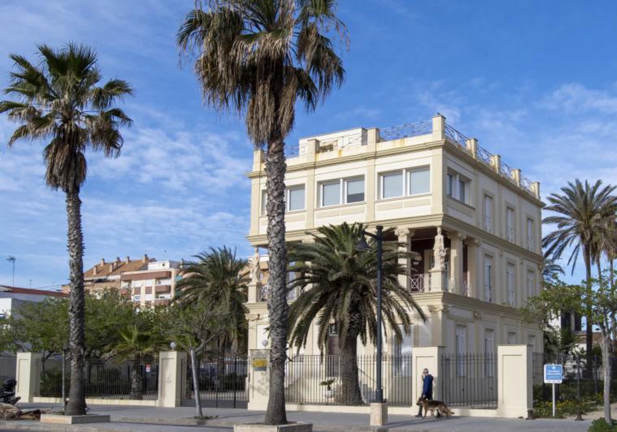 Imagen principal - La Casa Museo de Blasco Ibáñez, la calle de la Reina (escenario de la Semana Santa Marinera) y los tinglados del puerto se podrán admirar durante el recorrido.