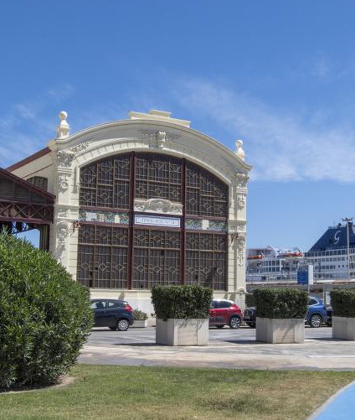 Imagen secundaria 2 - La Casa Museo de Blasco Ibáñez, la calle de la Reina (escenario de la Semana Santa Marinera) y los tinglados del puerto se podrán admirar durante el recorrido.