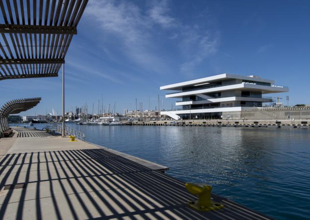 Imagen secundaria 1 - La Cofradía de Pescadore, el Veles e Vents y el hotel Las Arenas, edificios a admirar durante la carrera.