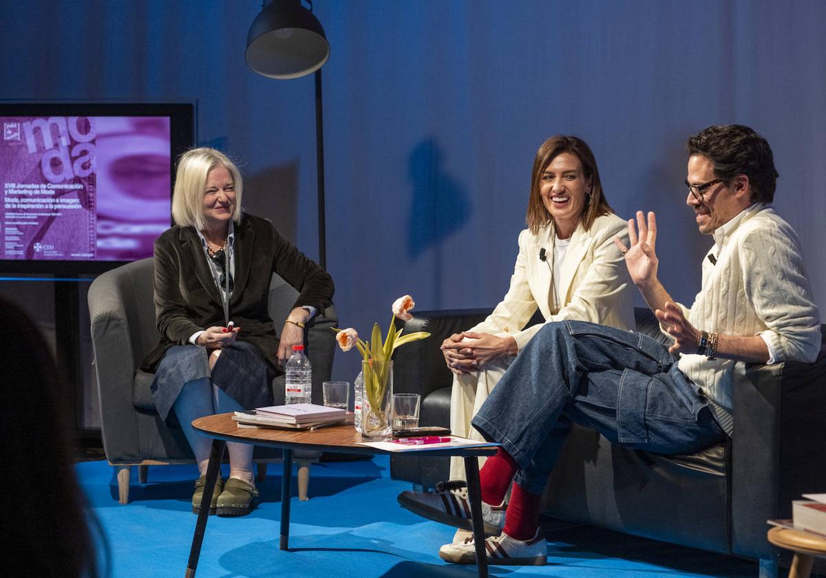 Nieves Álvarez y Juan Avellaneda, en una charla moderada por la periodista especializada en moda de LAS PROVINCIAS Begoña Clérigues.