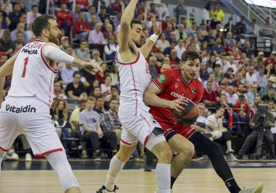 El alero alemán de Covirán Granada, David Kramer (d), con el balón ante el defensor de Valencia Basket.