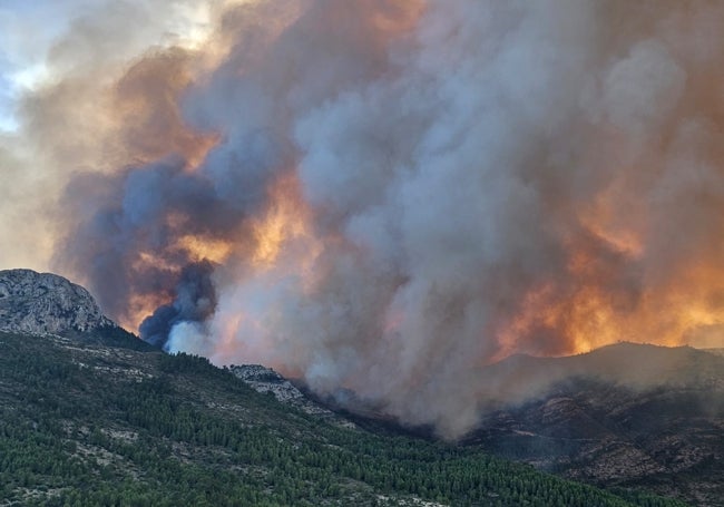 Las primeras llamas del incendio en el paraje montañoso.