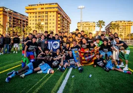 Jugadores, técnicos y directivos levantinistas celebran el título tras la victoria en el campo del Patacona.