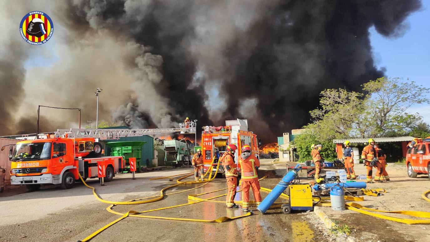 Fotos del incendio en una planta de reciclaje de San Antonio de Requena