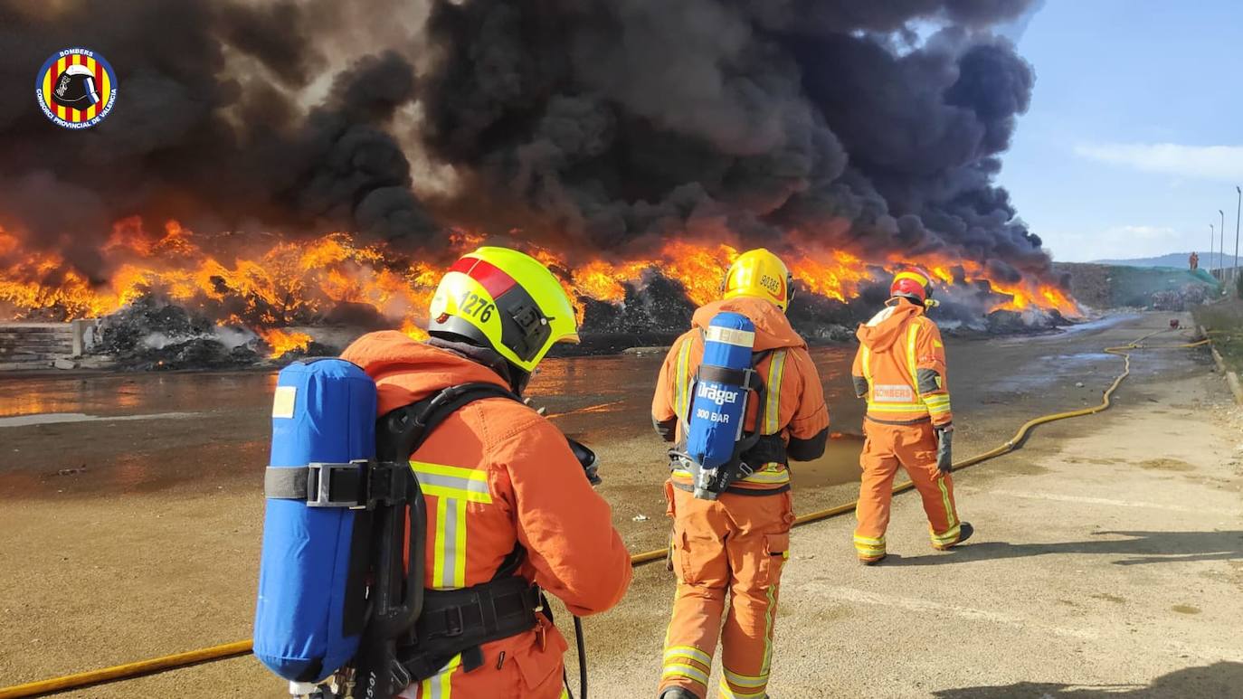 Fotos del incendio en una planta de reciclaje de San Antonio de Requena