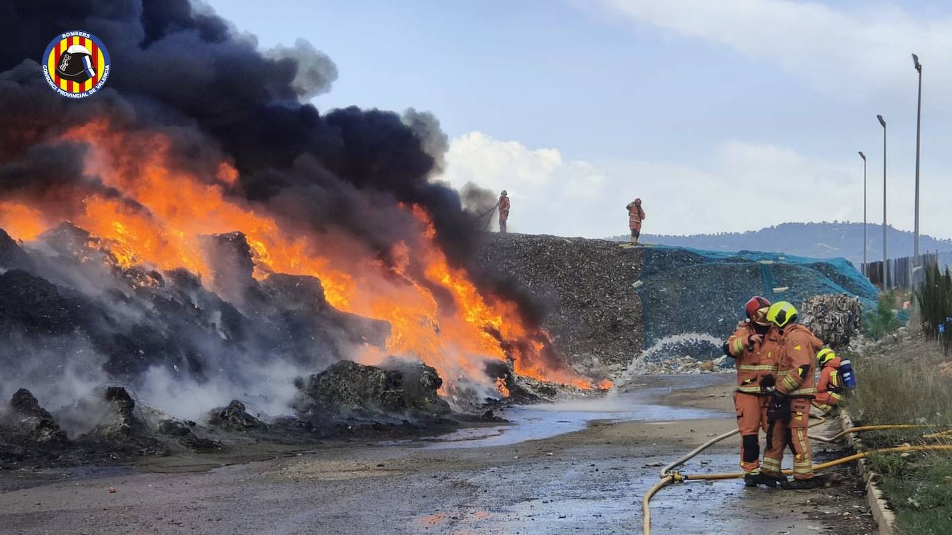 Fotos del incendio en una planta de reciclaje de San Antonio de Requena