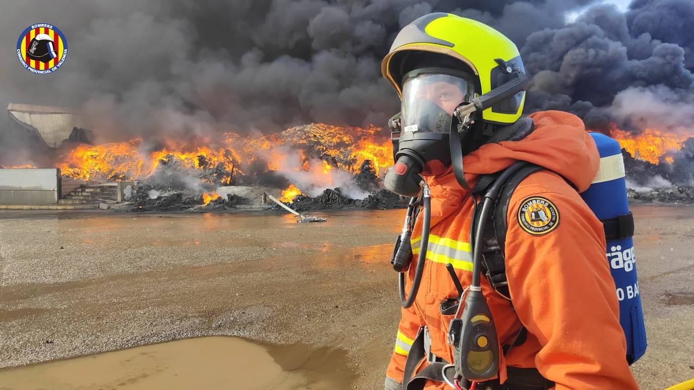 Fotos del incendio en una planta de reciclaje de San Antonio de Requena