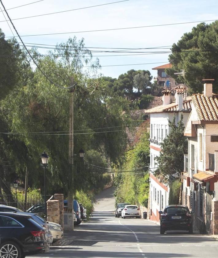 Imagen secundaria 2 - La urbanización se levanta en la última ladera que recae hacia el mar, en el monte Picaio, rodeada de mucha vegetación y con casas unifamiliares y también adosados.