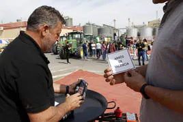Agricultores preparan una paella con arroz de Valencia para protestar por las importaciones.