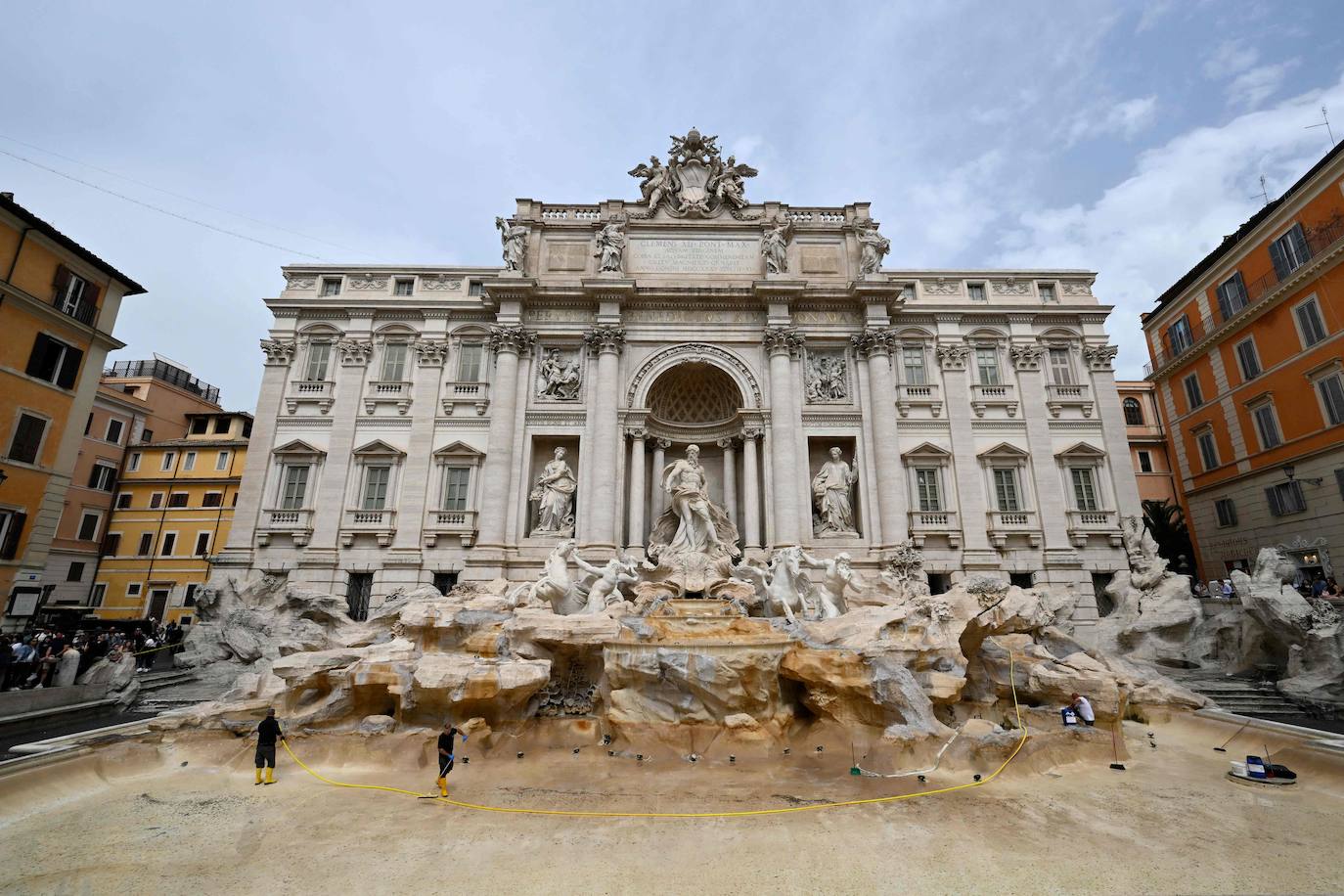 Así se limpia (y se recogen las monedas) de la Fontana de Trevi