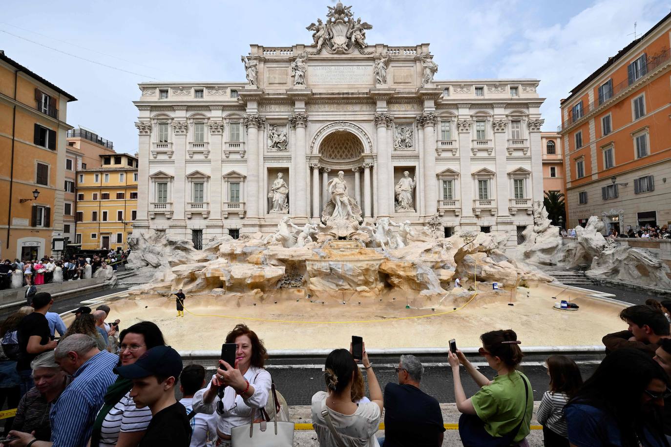 Así se limpia (y se recogen las monedas) de la Fontana de Trevi