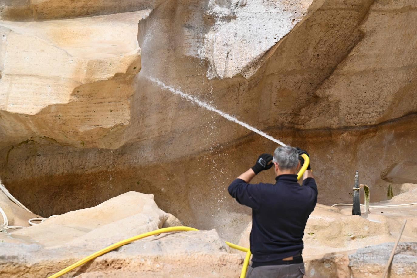 Así se limpia (y se recogen las monedas) de la Fontana de Trevi