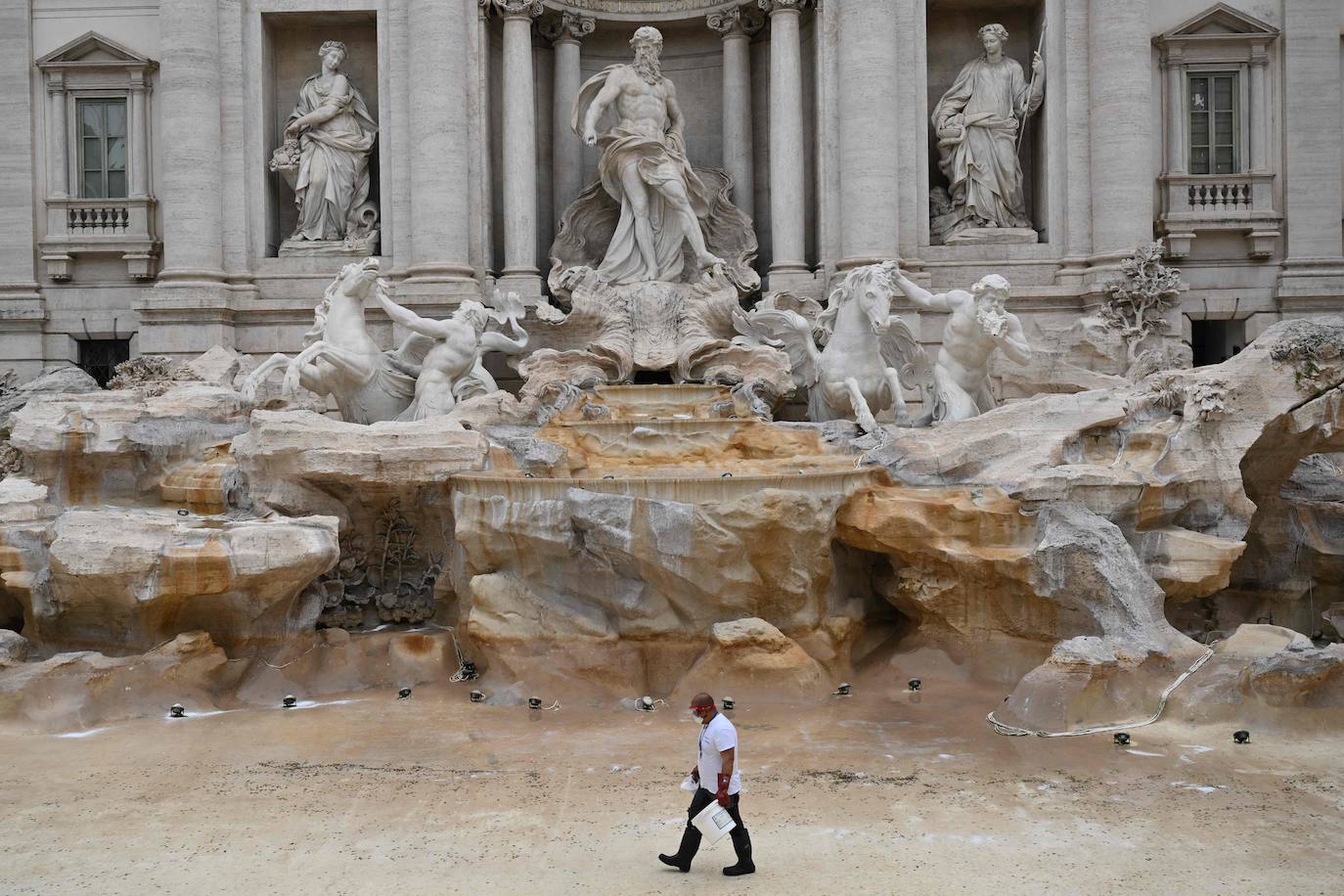 Así se limpia (y se recogen las monedas) de la Fontana de Trevi