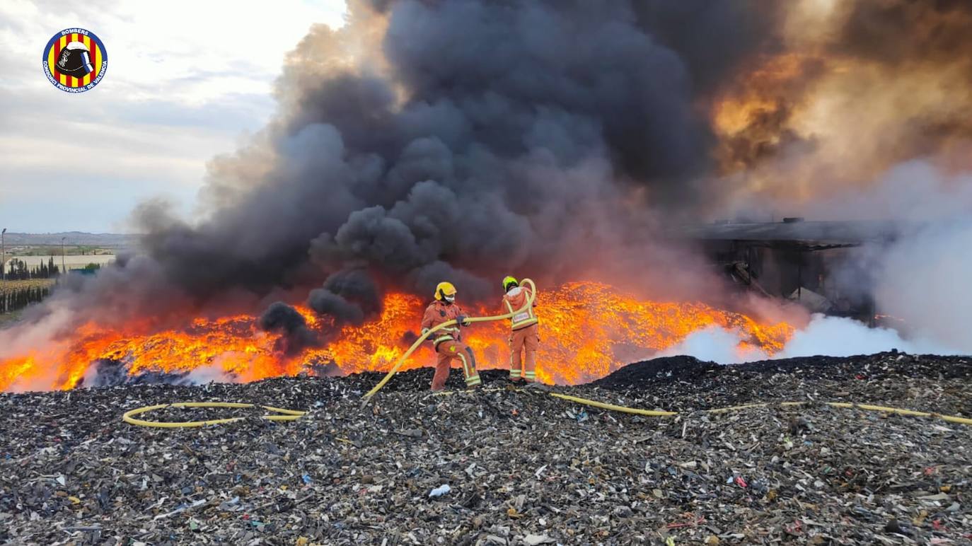 Fotos del incendio en una planta de reciclaje de San Antonio de Requena