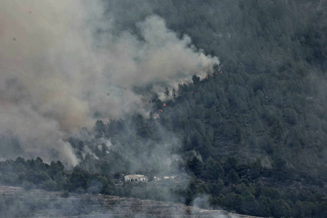 El incendio de Tàrbena deja ya casi 600 hectáreas calcinadas, en imágenes