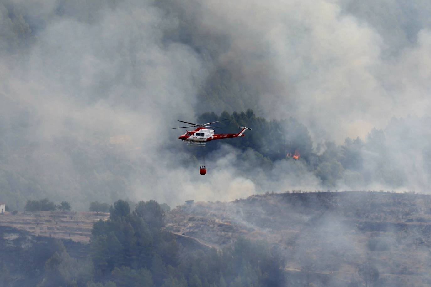 El incendio de Tàrbena deja ya casi 600 hectáreas calcinadas, en imágenes