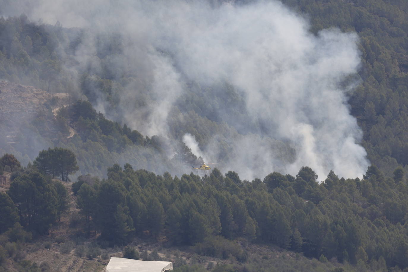 El incendio de Tàrbena deja ya casi 600 hectáreas calcinadas, en imágenes