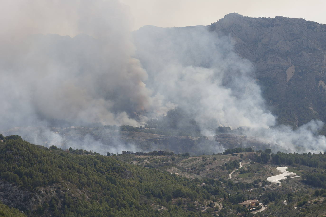 El incendio de Tàrbena deja ya casi 600 hectáreas calcinadas, en imágenes