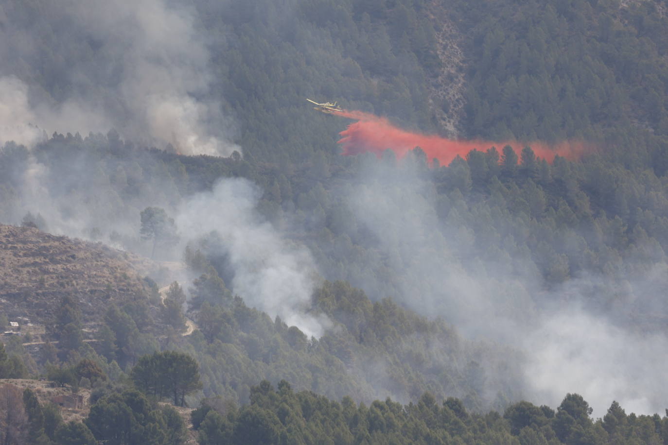 El incendio de Tàrbena deja ya casi 600 hectáreas calcinadas, en imágenes