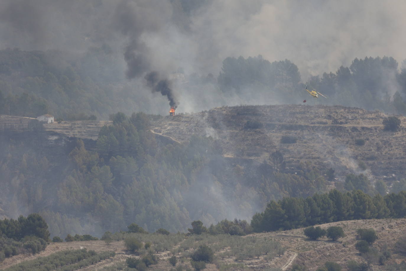 El incendio de Tàrbena deja ya casi 600 hectáreas calcinadas, en imágenes