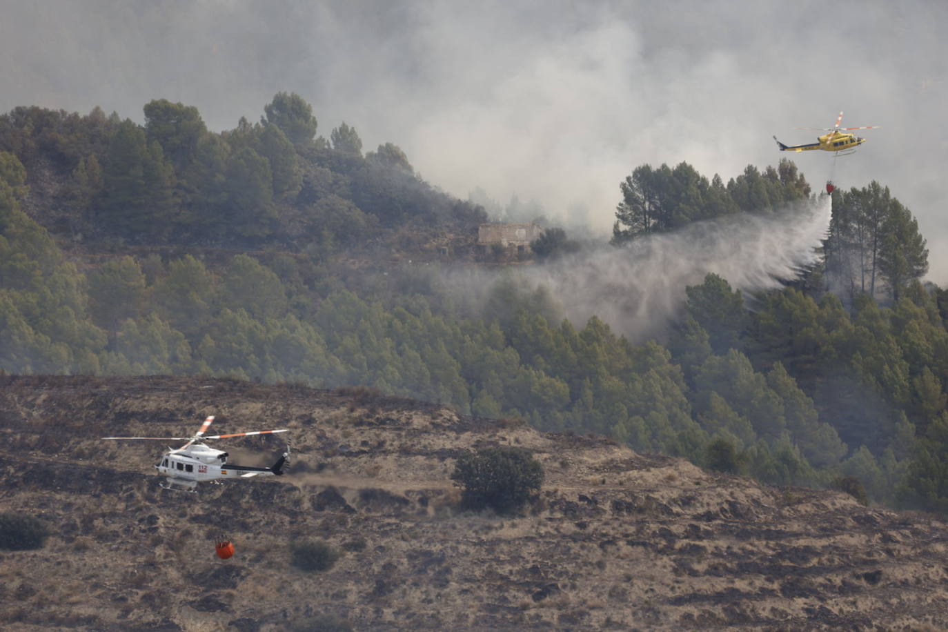 El incendio de Tàrbena deja ya casi 600 hectáreas calcinadas, en imágenes