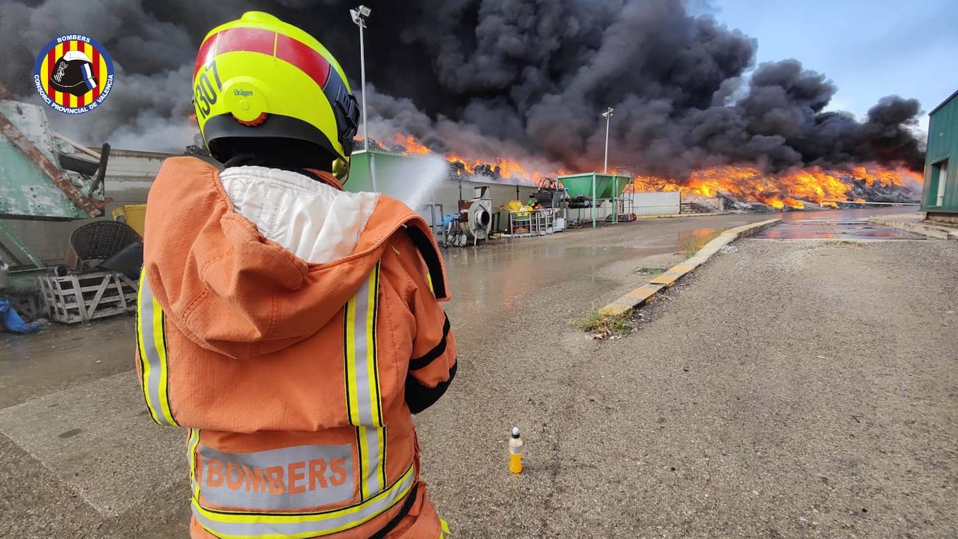 Fotos del incendio en una planta de reciclaje de San Antonio de Requena