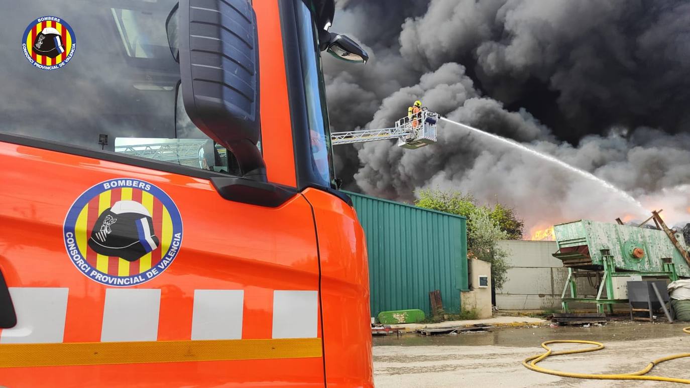 Fotos del incendio en una planta de reciclaje de San Antonio de Requena