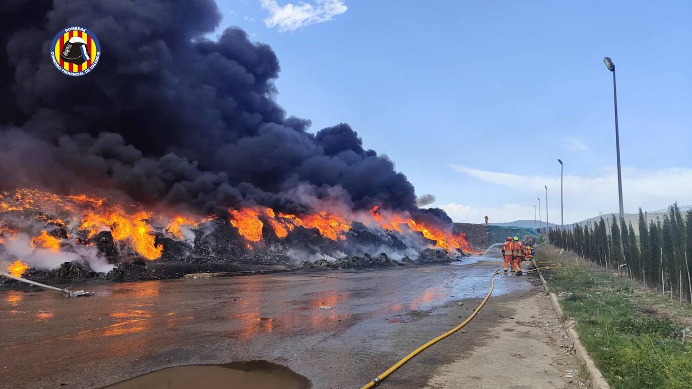 Fotos del incendio en una planta de reciclaje de San Antonio de Requena