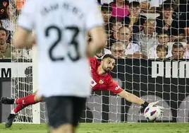Giorgi Mamardashvili ataja un balón durante un partido.