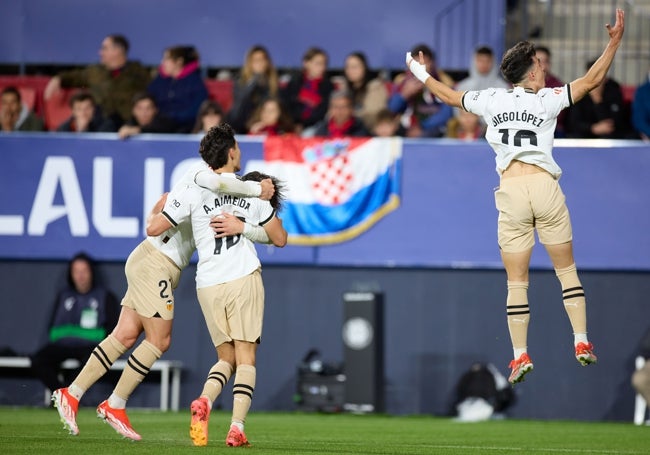 Diego López, eufórico, mientras Jesús Vázquez celebra el gol de la victoria junto a Almeida.