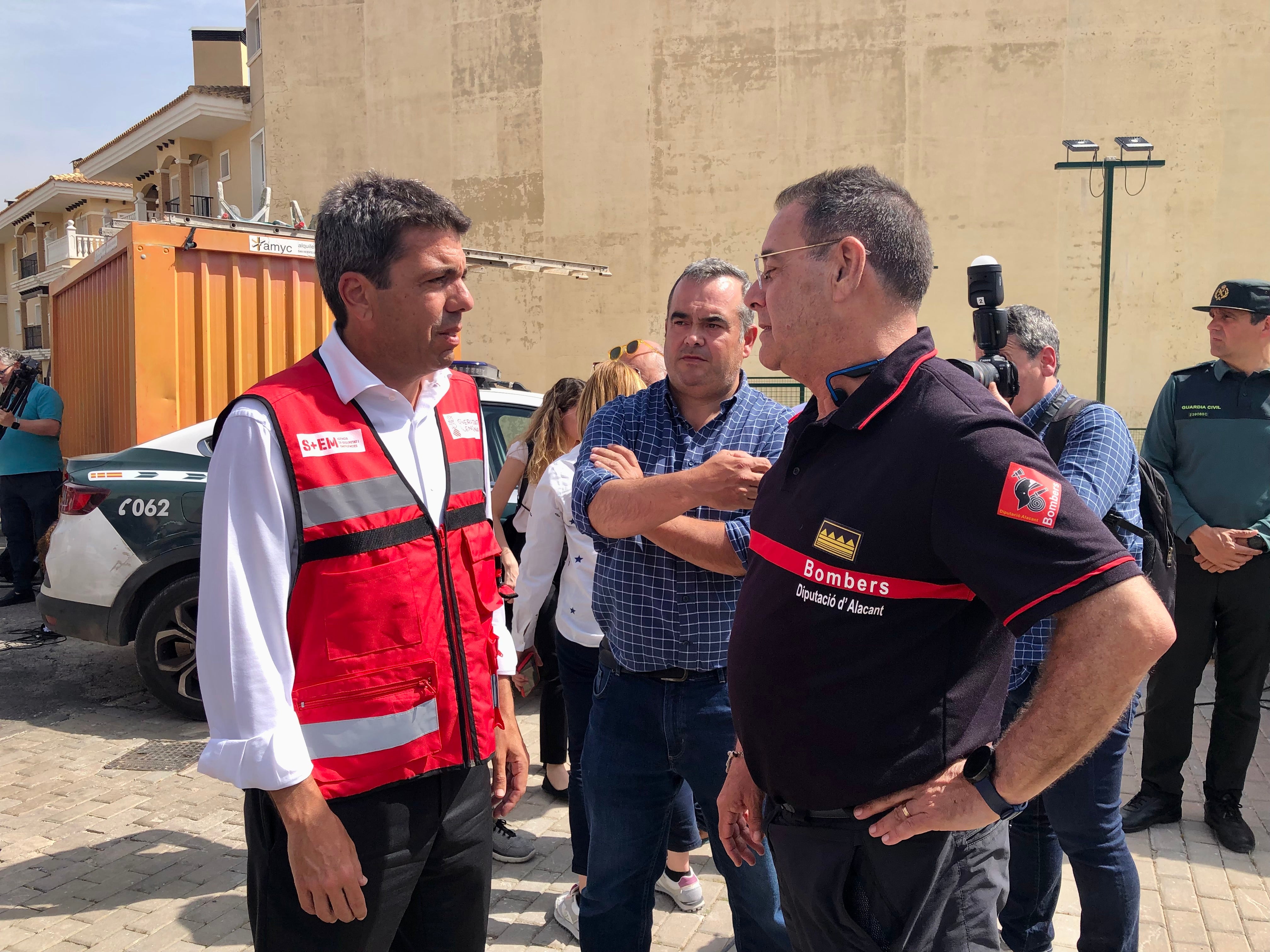 Mazón, con el alcalde de Tàrbena y el responsable de los bomberos