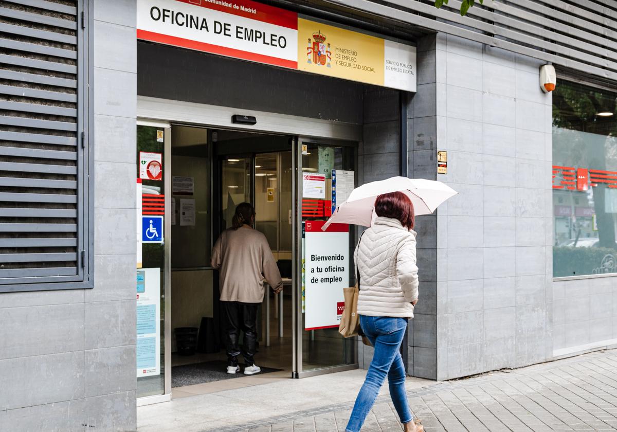 Una mujer pasa por la oficina del paro en una imagen de archivo.