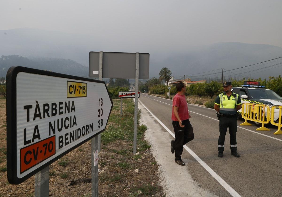 Imagen principal - Cortes de tráfico este lunes por el incendio de Tárbena.