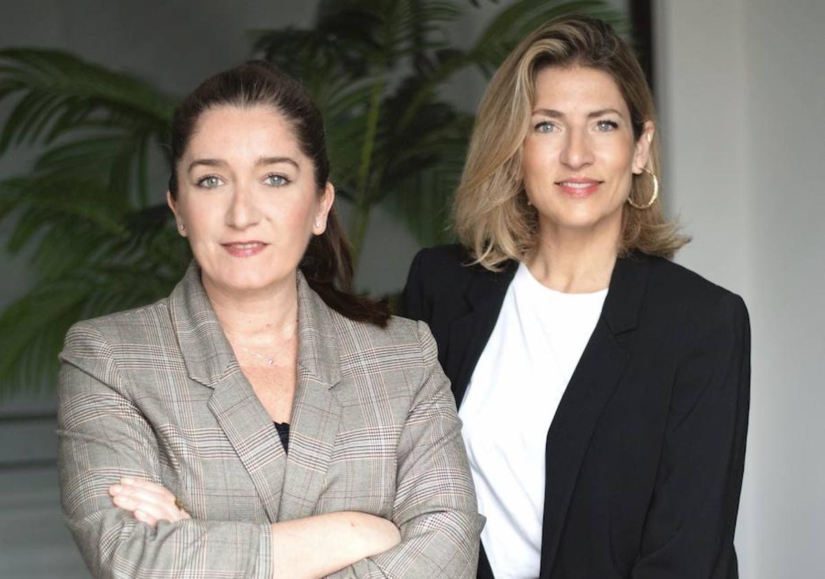 Imagen principal - Lorena Oliver y Ángela Soldevila, a la que considera su mano derecha. Abajo, una de las mesas preparadas por el equipo de Las Bodas de Araventum.