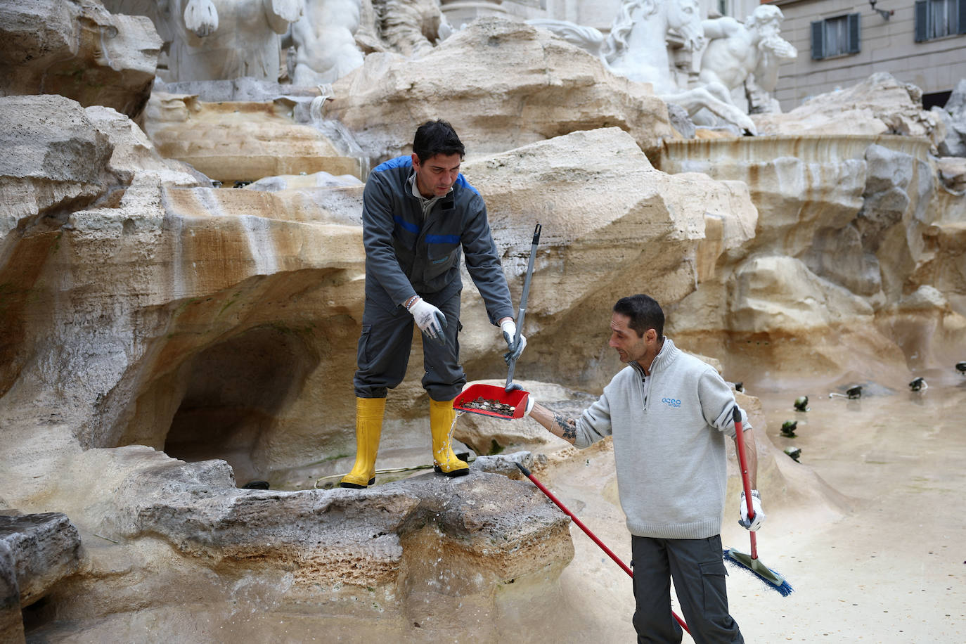 Así se limpia (y se recogen las monedas) de la Fontana de Trevi