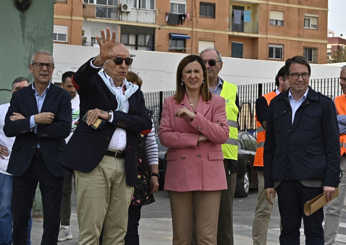 Imagen secundaria 1 - Visita de Catalá al barrio de Torerfiel.