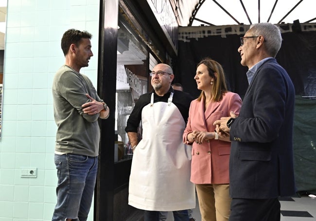 Visita de Catalá, al interior del mercado de Torrefiel.