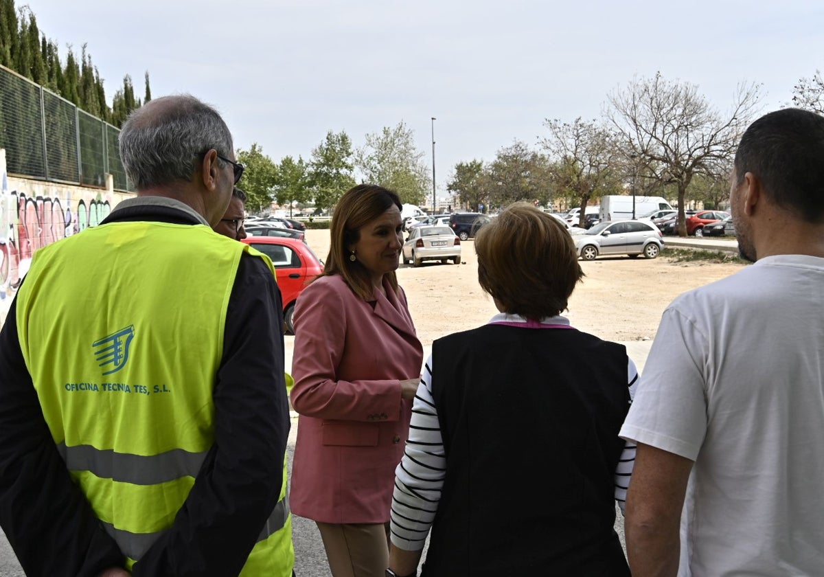 La alcaldesa de Valencia, María José Catalá, junto al solar de la calle San Jerónimo con Hermannos Machado, que se asfaltará para aparcar.