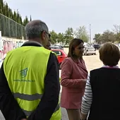 La alcaldesa de Valencia, María José Catalá, junto al solar de la calle San Jerónimo con Hermannos Machado, que se asfaltará para aparcar.