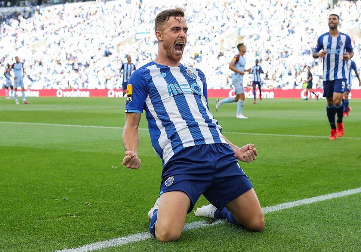 Toni Martínez celebra un gol con el Oporto.