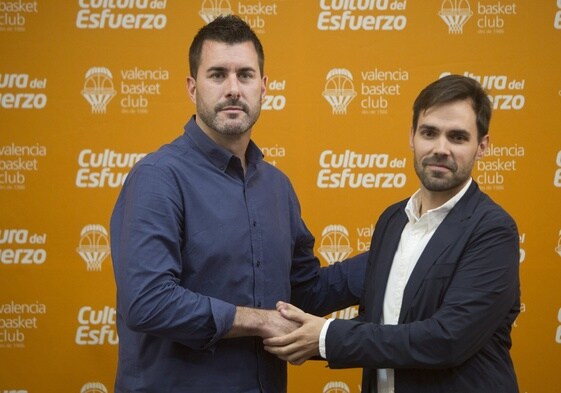 Luis Arbalejo, junto a Enric Carbonell, el día de su presentación como director deportivo.