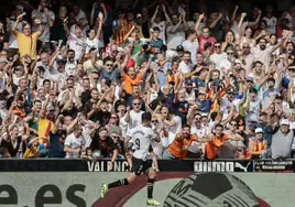 Hugo Duro celebra con la afición un gol en Mestalla.