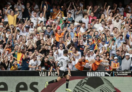 Hugo Duro celebra con la afición un gol en Mestalla.